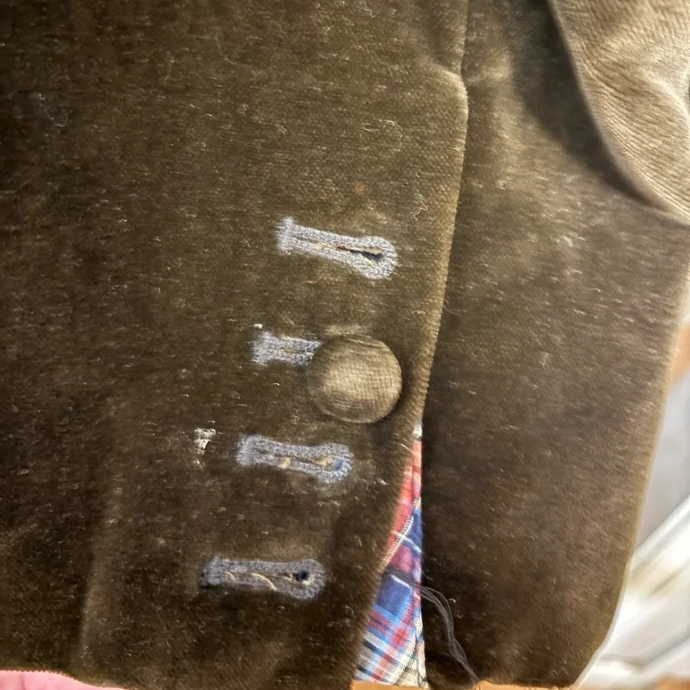 Robert Graham size Large Dark‎ Brown Suede suit jacket. Inside is 100% cotton.